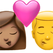 👩🏽‍❤️‍💋‍👨 Emoji sich küssendes Paar - Frau, Mann: mittlere Hautfarbe, mittelhelle Hautfarbe Apple iOS 17.4.