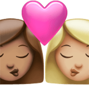 👩🏽‍❤️‍💋‍👩🏼 Emoji sich küssendes Paar - Frau: mittlere Hautfarbe, Frau: mittelhelle Hautfarbe Apple iOS 17.4.