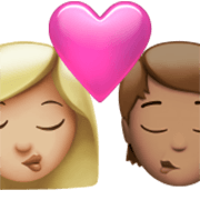 👩🏼‍❤️‍💋‍🧑🏽 Emoji sich küssendes Paar: Frau, Person, mittelhelle Hautfarbe, mittlere Hautfarbe Apple iOS 17.4.