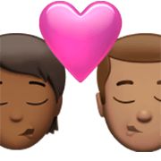 🧑🏾‍❤️‍💋‍👨🏽 Emoji Beijo: Pessoa, Homem, Pele Morena Escura, Pele Morena na Apple iOS 17.4.