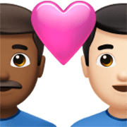 👨🏾‍❤️‍👨🏻 Emoji Casal Apaixonado - Homem: Pele Morena Escura, Homem: Pele Clara na Apple iOS 17.4.