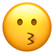 Emoji 😗 Faccina Che Bacia su Apple iOS 17.4.