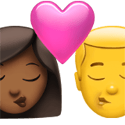 👩🏾‍❤️‍💋‍👨 Emoji Beijo - Mulher: Pele Morena Escura, Homem na Apple iOS 17.4.