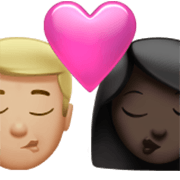 👨🏼‍❤️‍💋‍👩🏿 Emoji Beso - Hombre: Tono De Piel Claro Medio, Mujer: Tono De Piel Oscuro en Apple iOS 17.4.