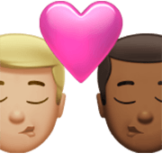 👨🏼‍❤️‍💋‍👨🏾 Emoji Beso - Hombre: Tono De Piel Claro Medio, Hombre: Tono De Piel Oscuro Medio en Apple iOS 17.4.