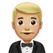 🤵🏼‍♂️ Emoji Mann im Tuxedo: mittelhelle Hautfarbe Apple iOS 17.4.