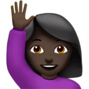 🙋🏿‍♀️ Emoji Frau mit erhobenem Arm: dunkle Hautfarbe Apple iOS 17.4.