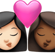 👩🏻‍❤️‍💋‍👩🏾 Emoji Beijo - Mulher: Pele Clara, Mulher: Pele Morena Escura na Apple iOS 17.4.