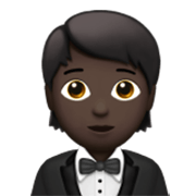 🤵🏿 Emoji Persona Con Esmoquin: Tono De Piel Oscuro en Apple iOS 17.4.