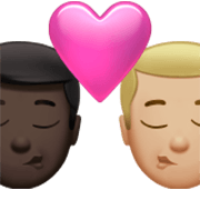 Emoji 👨🏿‍❤️‍💋‍👨🏼 Bacio Tra Coppia - Uomo: Carnagione Scura, Uomo: Carnagione Abbastanza Chiara su Apple iOS 17.4.