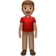 🧍🏽‍♂️ Emoji stehender Mann: mittlere Hautfarbe Apple iOS 17.4.