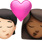 🧑🏻‍❤️‍💋‍👩🏾 Emoji Beijo: Pessoa, Mulher, Pele Clara, Pele Morena Escura na Apple iOS 17.4.