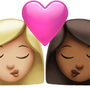 👩🏼‍❤️‍💋‍👩🏾 Emoji sich küssendes Paar - Frau: helle Hautfarbe, Frau: mitteldunkle Hautfarbe Apple iOS 17.4.