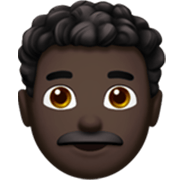 👨🏿‍🦱 Emoji Hombre: Tono De Piel Oscuro Y Pelo Rizado en Apple iOS 17.4.