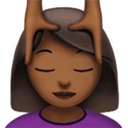 💆🏾‍♀️ Emoji Frau, die eine Kopfmassage bekommt: mitteldunkle Hautfarbe Apple iOS 17.4.