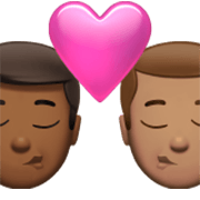 👨🏾‍❤️‍💋‍👨🏽 Emoji sich küssendes Paar - Mann: mitteldunkle Hautfarbe, Mann: mittlere Hautfarbe Apple iOS 17.4.