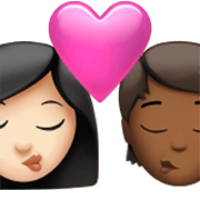 👩🏻‍❤️‍💋‍🧑🏾 Emoji Beijo: Mulher, Pessoa, Pele Clara, Pele Morena Escura na Apple iOS 17.4.