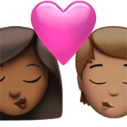 👩🏾‍❤️‍💋‍🧑🏽 Emoji Beijo: Mulher, Pessoa, Pele Morena Escura, Pele Morena na Apple iOS 17.4.