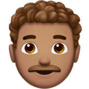 👨🏽‍🦱 Emoji Mann: mittlere Hautfarbe, lockiges Haar Apple iOS 17.4.