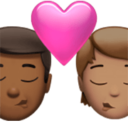 👨🏾‍❤️‍💋‍🧑🏽 Emoji Beijo: Homem, Pessoa, Pele Morena Escura, Pele Morena na Apple iOS 17.4.