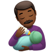 👨🏾‍🍼 Emoji Homem Alimentando Bebê: Pele Morena Escura na Apple iOS 17.4.