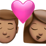 👨🏽‍❤️‍💋‍👩🏽 Emoji sich küssendes Paar - Mann: mittlere Hautfarbe, Frau: mittlere Hautfarbe Apple iOS 17.4.