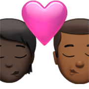 🧑🏿‍❤️‍💋‍👨🏾 Emoji sich küssendes Paar: Person, Mannn, dunkle Hautfarbe, mitteldunkle Hautfarbe Apple iOS 17.4.