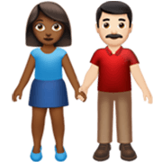 👩🏾‍🤝‍👨🏻 Emoji Homem E Mulher De Mãos Dadas: Pele Morena Escura E Pele Clara na Apple iOS 17.4.