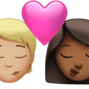🧑🏼‍❤️‍💋‍👩🏾 Emoji Beso: Persona, Mujer, Tono De Piel Claro Medio, Tono De Piel Oscuro Medio en Apple iOS 17.4.