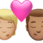 Emoji 🧑🏼‍❤️‍💋‍👨🏽 Bacio Tra Coppia: persona, uomo, Carnagione Abbastanza Chiara, Carnagione Olivastra su Apple iOS 17.4.