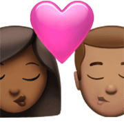 👩🏾‍❤️‍💋‍👨🏽 Emoji sich küssendes Paar - Frau: mittelhelle Hautfarbe, Mann: mittlere Hautfarbe Apple iOS 17.4.
