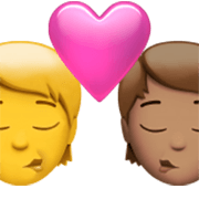 🧑‍❤️‍💋‍🧑🏽 Emoji Beijo: Pessoa, Pessoa, Sem tom de pele, Pele Morena na Apple iOS 17.4.