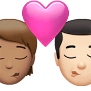 🧑🏽‍❤️‍💋‍👨🏻 Emoji sich küssendes Paar: Person, Mannn, mittlere Hautfarbe, helle Hautfarbe Apple iOS 17.4.