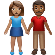 Émoji 👩🏽‍🤝‍👨🏾 Femme Et Homme Se Tenant La Main : Peau Légèrement Mate Et Peau Mate sur Apple iOS 17.4.