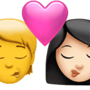 Emoji 🧑‍❤️‍💋‍👩🏻 Bacio Tra Coppia: persona, Donna, Nessun tono della pelle, Carnagione Chiara su Apple iOS 17.4.