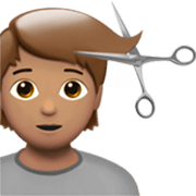 💇🏽 Emoji Persona Cortándose El Pelo: Tono De Piel Medio en Apple iOS 17.4.