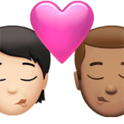 Emoji 🧑🏻‍❤️‍💋‍👨🏽 Bacio Tra Coppia: persona, uomo, Carnagione Chiara, Carnagione Olivastra su Apple iOS 17.4.