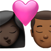 👩🏿‍❤️‍💋‍👨🏾 Emoji Beso - Mujer: Tono De Piel Oscuro, Hombre: Tono De Piel Oscuro Medio en Apple iOS 17.4.
