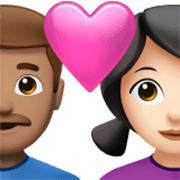 Emoji 👨🏽‍❤️‍👩🏻 Coppia Con Cuore - Uomo: Carnagione Olivastra, Donna: Carnagione Chiara su Apple iOS 17.4.