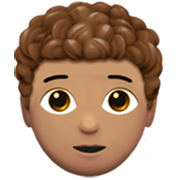 🧑🏽‍🦱 Emoji Erwachsener: mittlere Hautfarbe, lockiges Haar Apple iOS 17.4.
