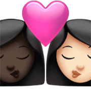 Emoji 👩🏿‍❤️‍💋‍👩🏻 Bacio Tra Coppia - Donna: Carnagione Scura, Donna: Carnagione Chiara su Apple iOS 17.4.
