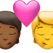 🧑🏾‍❤️‍💋‍🧑 Emoji sich küssendes Paar: Person, Person, mitteldunkle Hautfarbe, Kein Hautton Apple iOS 17.4.