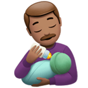 Émoji 👨🏽‍🍼 Homme Allaitant Un Bébé : Peau Légèrement Mate sur Apple iOS 17.4.