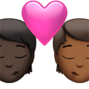 🧑🏿‍❤️‍💋‍🧑🏾 Emoji sich küssendes Paar: Person, Person, dunkle Hautfarbe, mitteldunkle Hautfarbe Apple iOS 17.4.