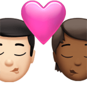 sich küssendes Paar: Mannn, Person, helle Hautfarbe, mitteldunkle Hautfarbe Apple iOS 17.4.