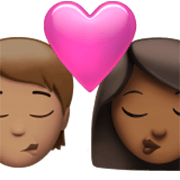 Emoji 🧑🏽‍❤️‍💋‍👩🏾 Bacio Tra Coppia: persona, Donna, Carnagione Olivastra, Carnagione Abbastanza Scura su Apple iOS 17.4.