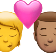 Emoji 🧑‍❤️‍💋‍👨🏽 Bacio Tra Coppia: persona, uomo, Nessun tono della pelle, Carnagione Olivastra su Apple iOS 17.4.