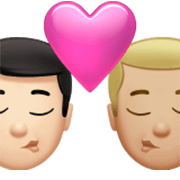 👨🏻‍❤️‍💋‍👨🏼 Emoji sich küssendes Paar - Mann: helle Hautfarbe, Mann: mittelhelle Hautfarbe Apple iOS 17.4.