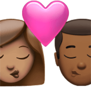 👩🏽‍❤️‍💋‍👨🏾 Emoji Beso - Mujer: Tono De Piel Medio, Hombre: Tono De Piel Oscuro Medio en Apple iOS 17.4.