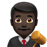 👨🏿‍⚖️ Emoji Juez: Tono De Piel Oscuro en Apple iOS 17.4.